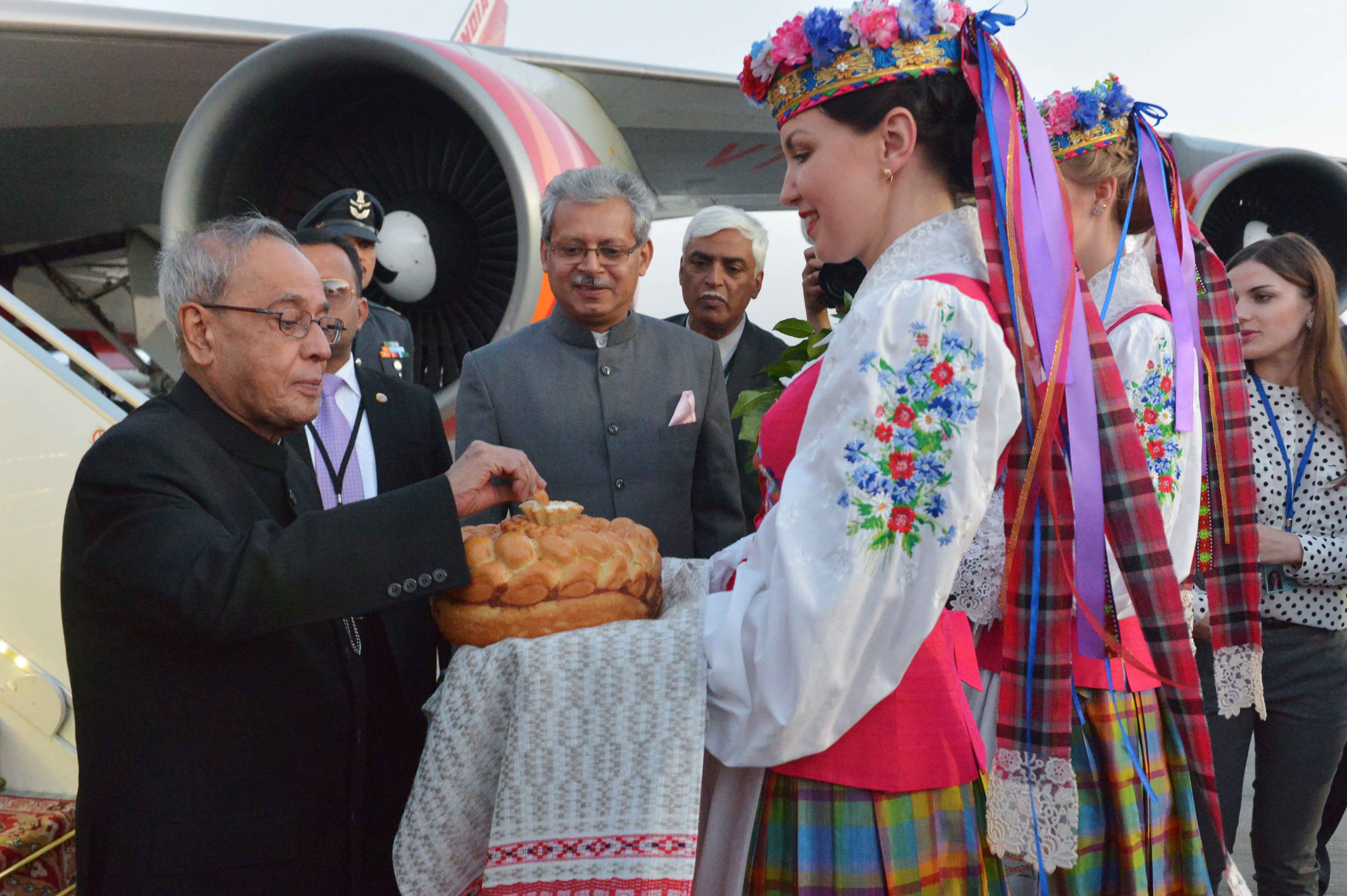 The President of India, Shri Pranab Mukherjee being traditionally welcoming at Minsk International Airport in Republic of Belarus on June 2, 2015.