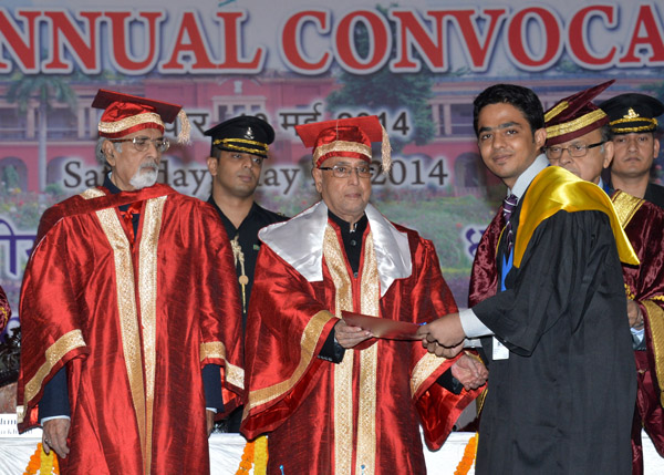 The President of India, Shri Pranab Mukherjee while presenting a degree to the student at the thirty-sixth annual convocation of Indian School of Mines (ISM), Dhanbad at Dhanbad in Jharkhand on May 10, 2014. Also seen is the Governor of Jharkhand, Dr. Sye 