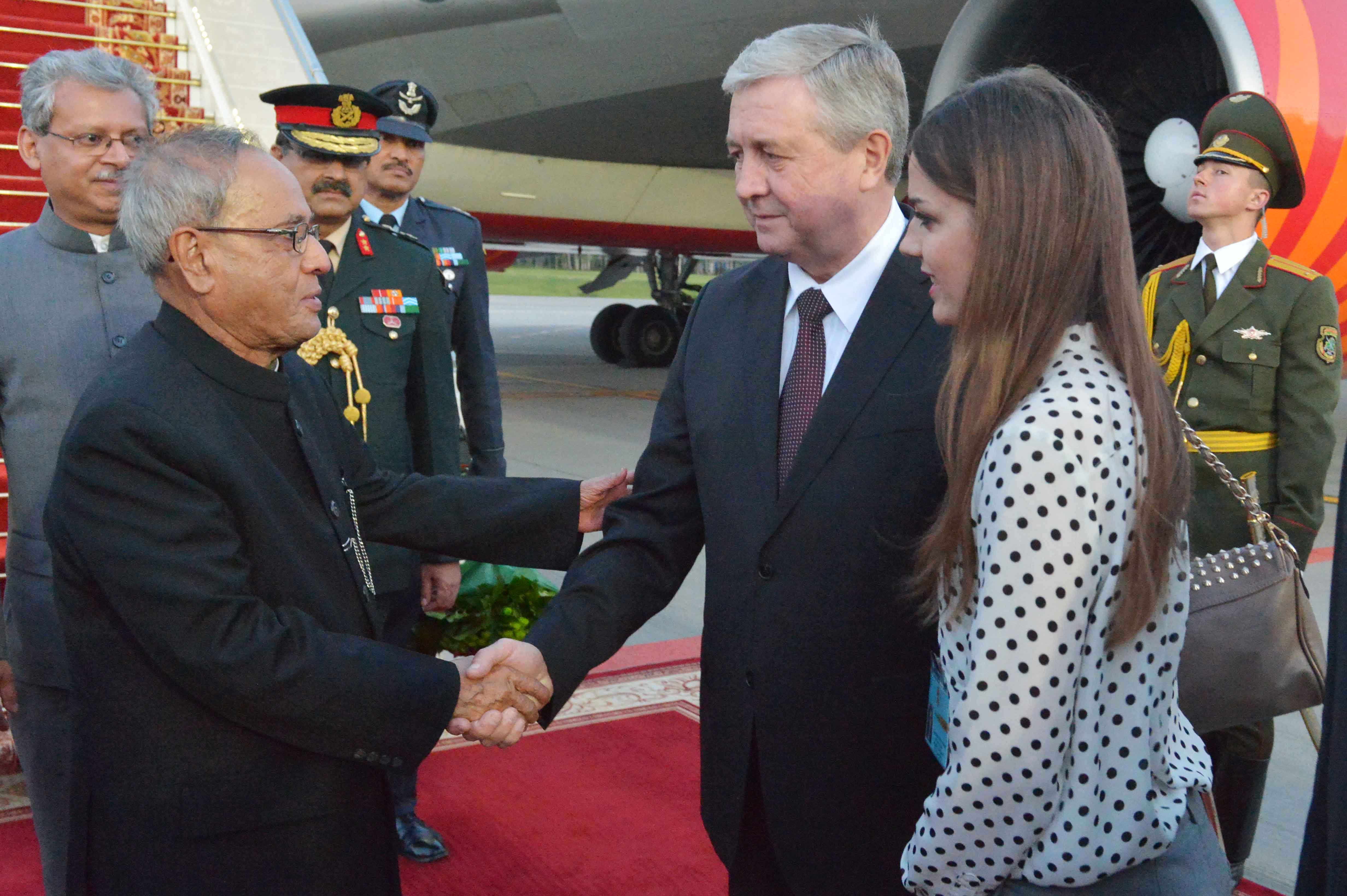 The President of India, Shri Pranab Mukherjee being received by the Deputy Prime Minister of Republic of Belarus, H.E. Vladimir I Semashko at Minsk International Airport in Republic of Belarus on June 2, 2015.