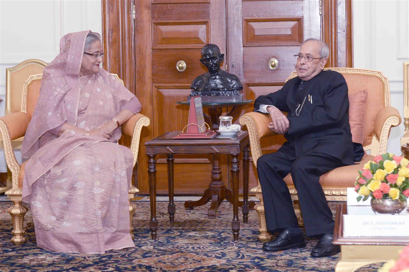 The Prime Minister of Bangladesh, H.E. Sheikh Hasina calling on the President of India, Shri Pranab Mukherjee at Rashtrapati Bhavan on April 9, 2017.