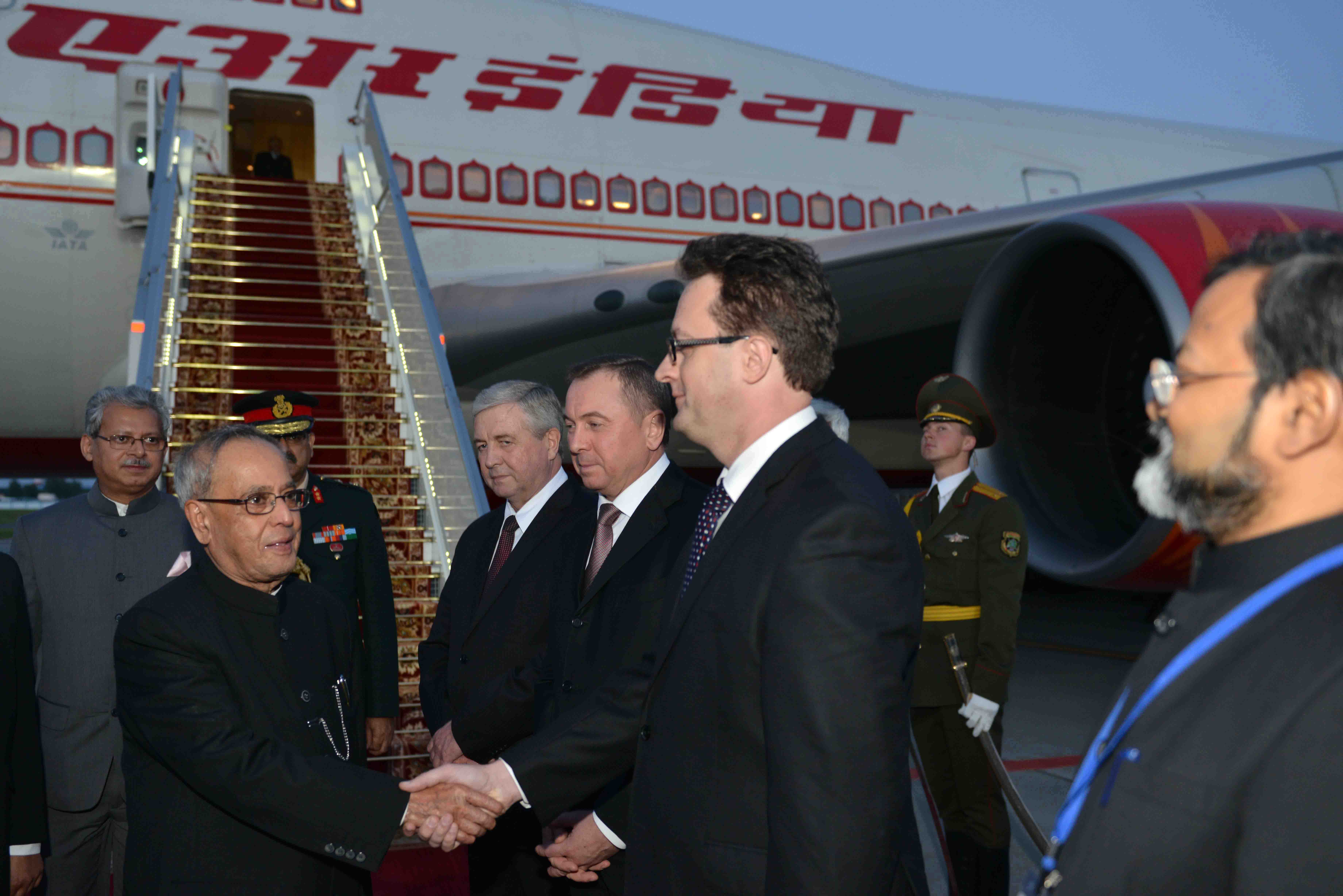 The President of India, Shri Pranab Mukherjee being received by the Belarusian Dignitaries, Officials and Indian Embassy Officials at Minsk International Airport in Republic of Belarus on June 2, 2015.