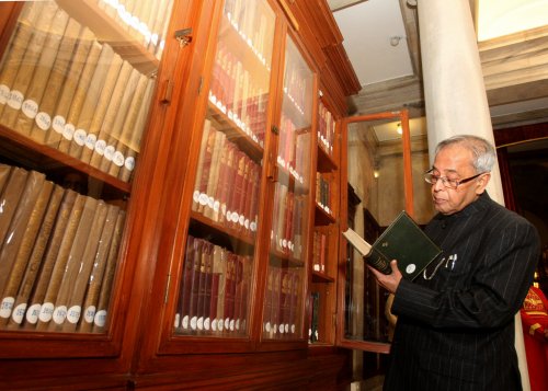 The President of India, Shri Pranab Mukherjee, visiting the rashtrapati bhavan library on January 15, 2013.