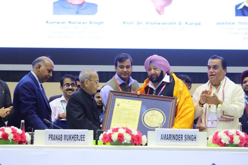 The Former President of India, Shri Pranab Mukherjee presenting the Adarsh Mukhyamantri  								Puraskar to Capt. Amarinder Singh, Chief Minister of Punjab at the 10th Annual National  								Conclave of Bharatiya Chhatra Sansad in New Delhi.