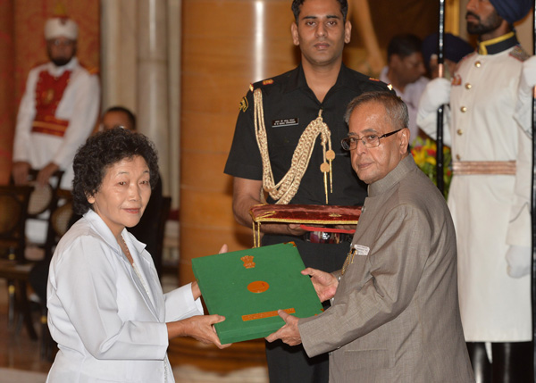 The President of India, Shri Pranab Mukherjee while presenting a degree to the student at the 2nd Annual Convocation of the Central University of Himachal Pradesh at Shahpur, District Kangra in Himachal Pradesh on February 12, 2014.The President of India, 