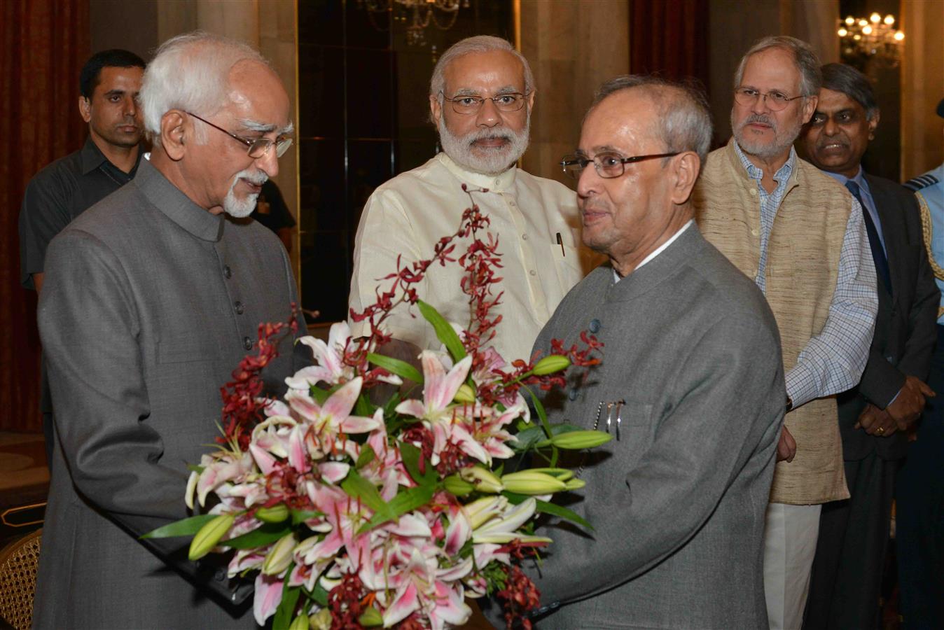 The President of India, Shri Pranab Mukherjee being bid farewell by the Vice President of India, Shri M. Hamid Ansari at Rashtrapati Bhavan before his Departure on April 27, 2016 for his State Visits to Papua New Guinea and New Zealand. 