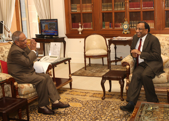 The Central Vigilance Commissioner, Shri Pradip Kumar calling on the President of India, Shri Pranab Mukherjee at Rashtrapati Bhavan in New Delhi on October 1, 2012.