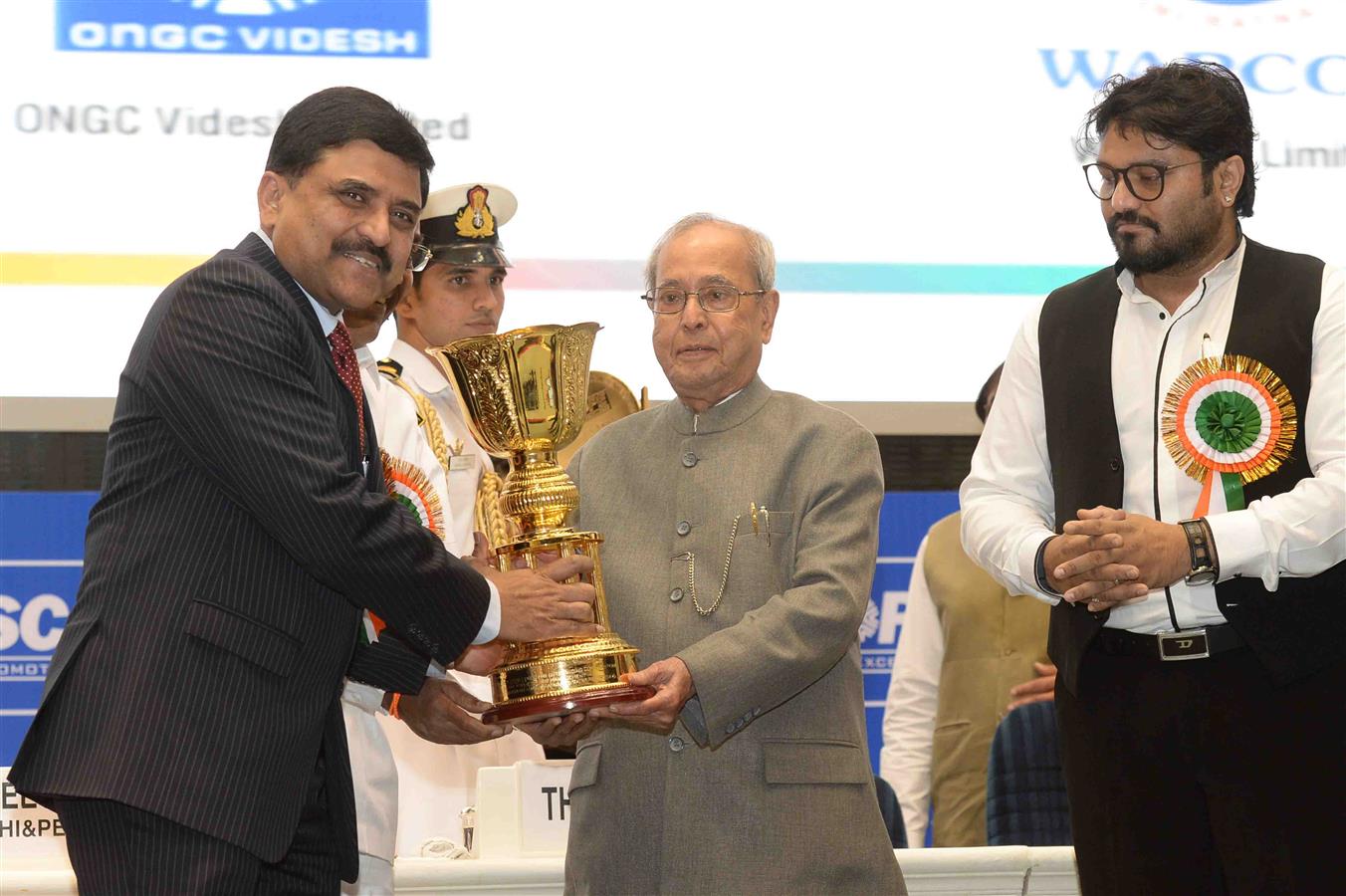 The President of India, Shri Pranab Mukherjee presenting the SCOPE Awards to CPSEs in New Delhi on April 11, 2017.