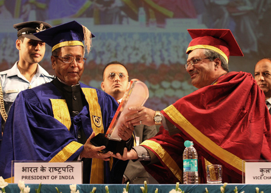 The President of India, Shri Pranab Mukherjee being felicitated by the Vice Chancellor of the Indira Gandhi National Open University(IGNOU) at the 26th Convocation of Indira Gandhi National Open University (IGNOU)at New Delhi on April 12, 2014.