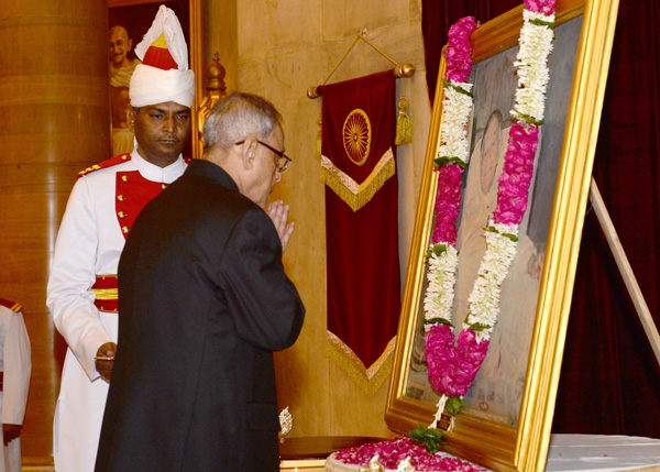 भारत के राष्ट्रपति, श्री प्रणब मुखर्जी 13 मई, 2014 को, राष्ट्रपति भवन, नई दिल्ली में भारत के पूर्व राष्ट्रपति, श्री फ़खरुद्दीन अली अहमद के चित्र पर पुष्पांजलि अर्पित करते हुए। 