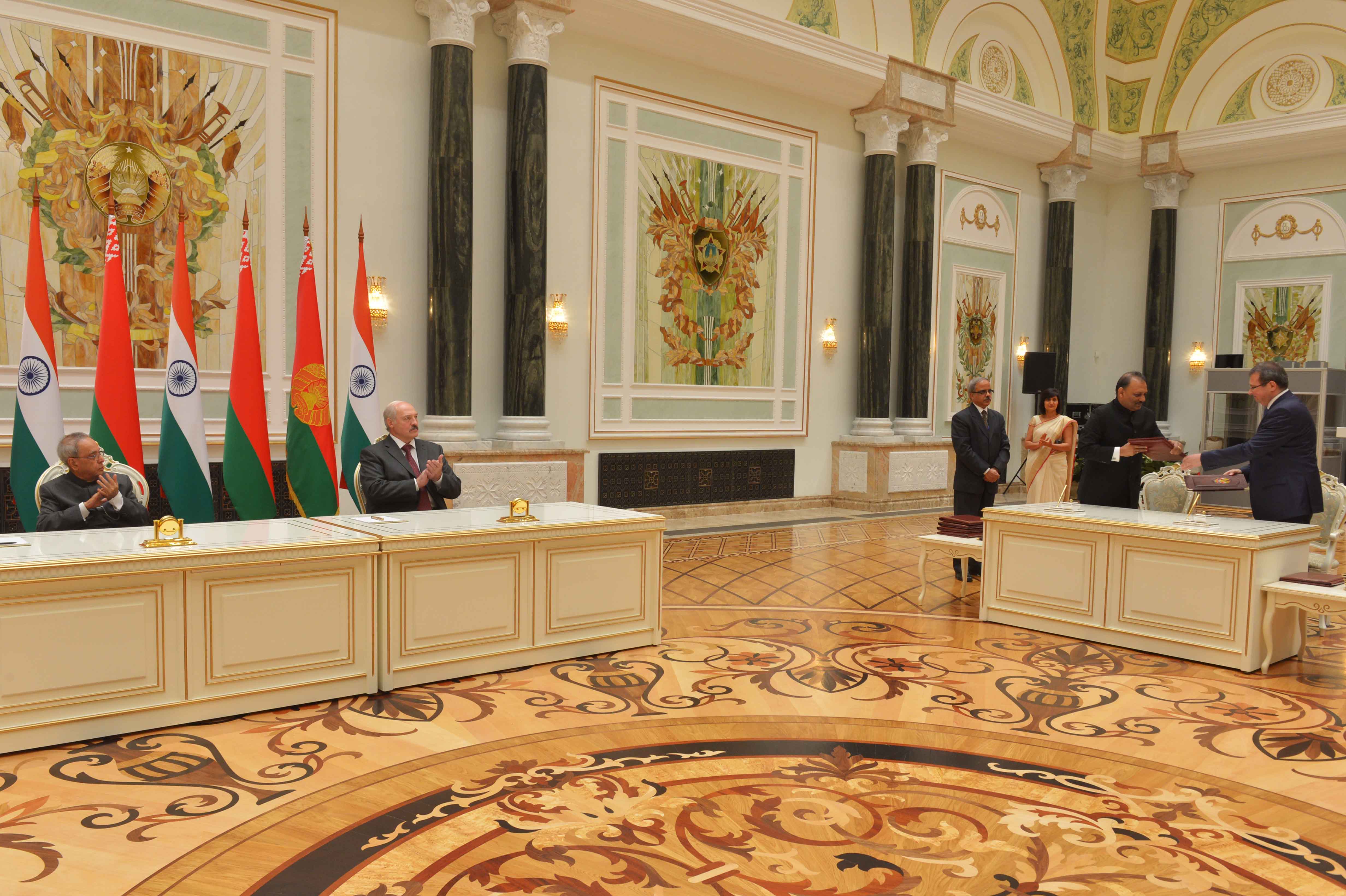 The President, Shri Pranab Mukherjee and the President of the Republic of Belarus, H.E. Mr. Alexander Lukashenko witnessing the Signing of MoUs at Minsk in Belarus on June 3, 2015.