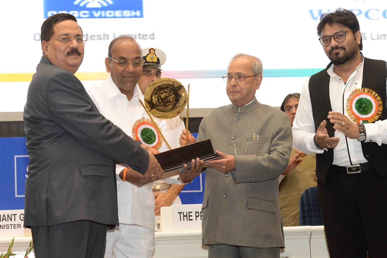 The President of India, Shri Pranab Mukherjee presenting the SCOPE Awards to CPSEs in New Delhi on April 11, 2017.