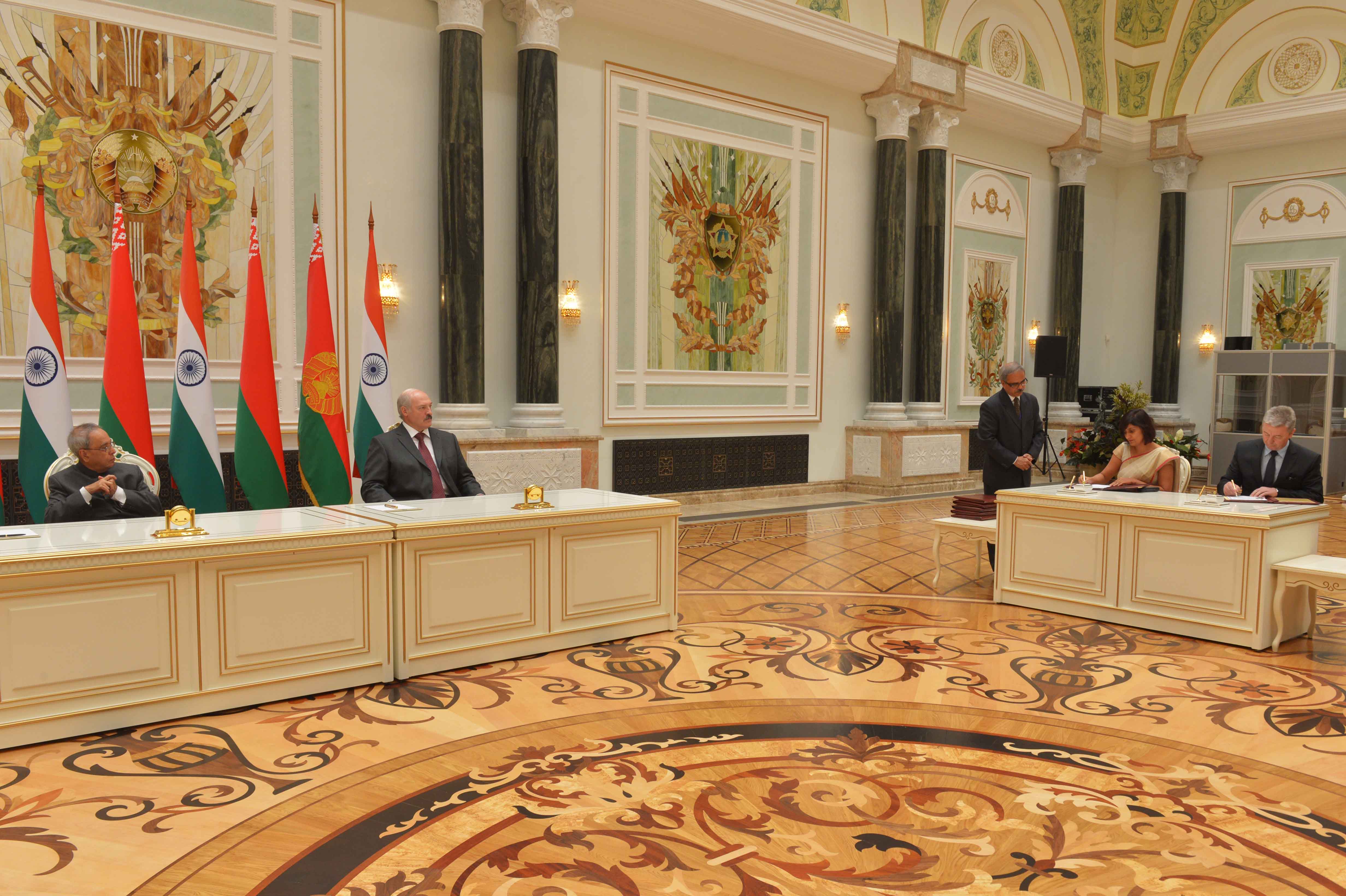 The President, Shri Pranab Mukherjee and the President of the Republic of Belarus, H.E. Mr. Alexander Lukashenko witnessing the Signing of MoUs at Minsk in Belarus on June 3, 2015.