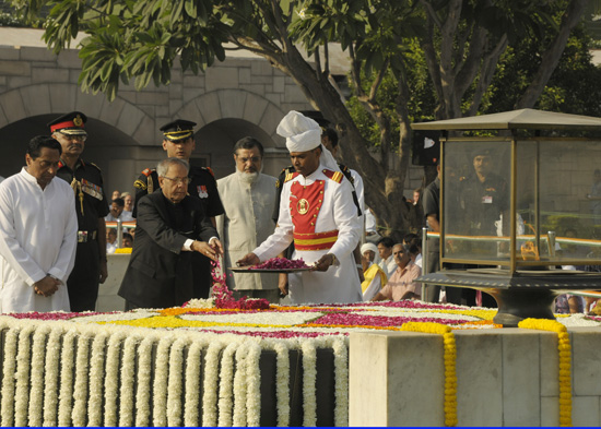 The President of India, Shri Pranab Mukherjee paying his homage at the Samadhi of Mahatma Gandhi on the occasion of his 143rd Birth Anniversary at Rajghat in New Delhi on October 2, 2012.