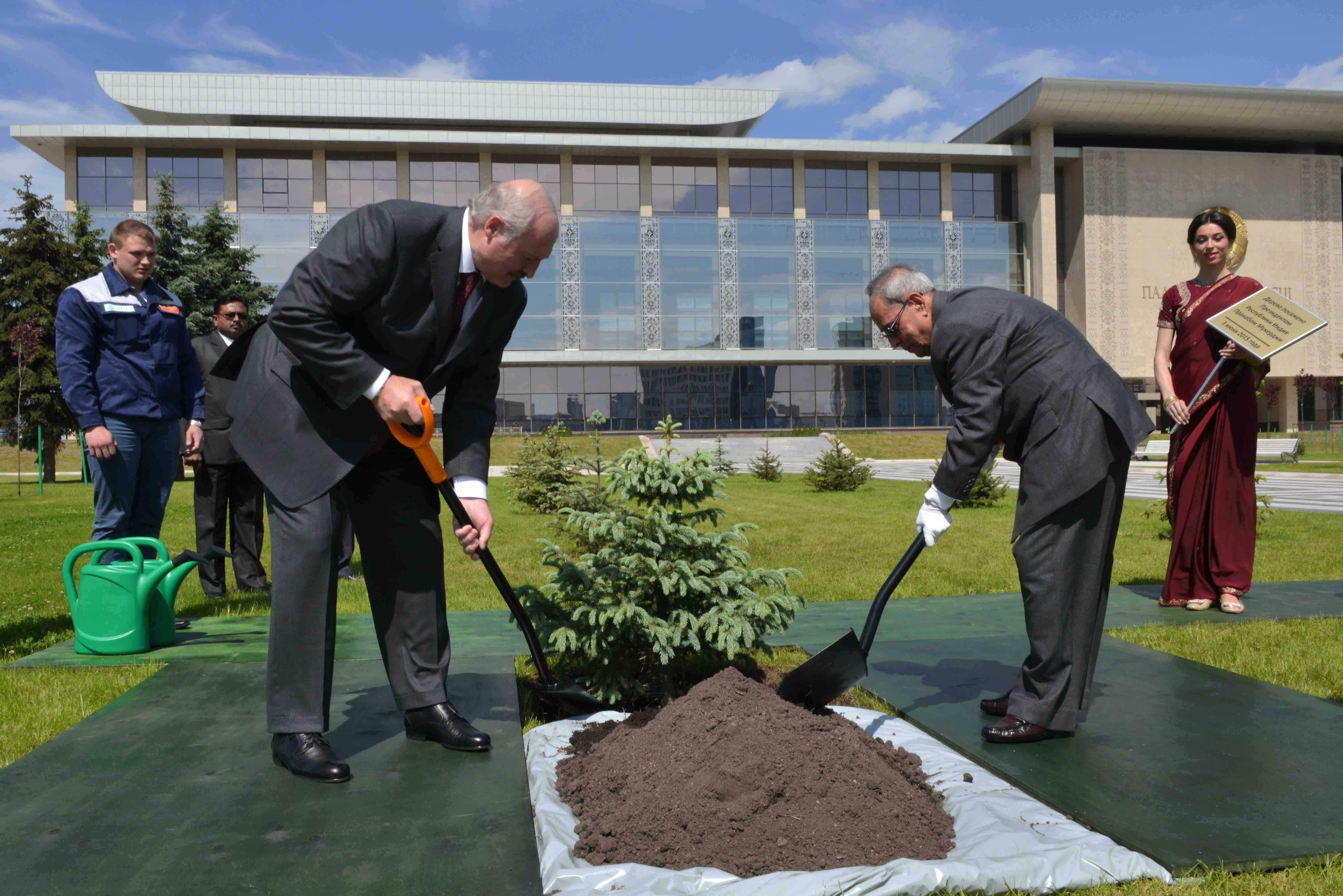 The President of India, Shri Pranab Mukherjeee and the President of the Republic of Belarus, H.E. Mr. Alexander Lukashenko planting the tree at Palace of Independence at Minsk in Belarus on June 03, 2015.