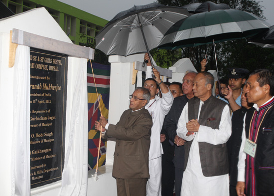 भारत के राष्ट्रपति, श्री प्रणब मुखर्जी 15 अप्रैल, 2013 को इम्फाल, मणिपुर में आदिमजाति शिक्षा आश्रम के हीरक जयंती समारोह में एमिटी हाल तथा अनुसूचित जाति/जनजाति छात्रावास का उद्घाटन करते हुए