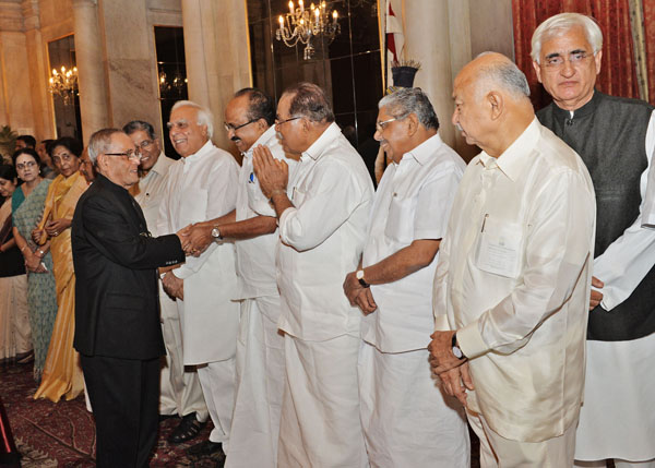 The President of India, Shri Pranab Mukherjee hosted a dinner in honour for the Prime Minister and the outgoing Union Council of Ministers at Rashtrapati Bhavan in New Delhi on May 17, 2014. 