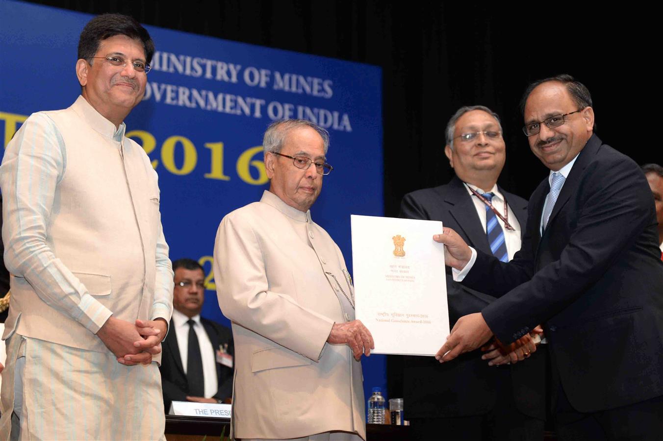 The President of India, Shri Pranab Mukherjee presenting the National Geoscience Awards for the Year 2016 at Rashtrapati Bhavan Auditorium on April 12, 2017.