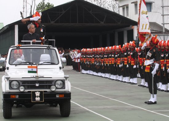 भारत के राष्ट्रपति, श्री प्रणब मुखर्जी 16 अप्रैल, 2013 को, सिक्किम के गंगटोक में लीबिंग हैलीपैड पर पहुंचने पर सम्मान गारद का निरीक्षण करते हुए