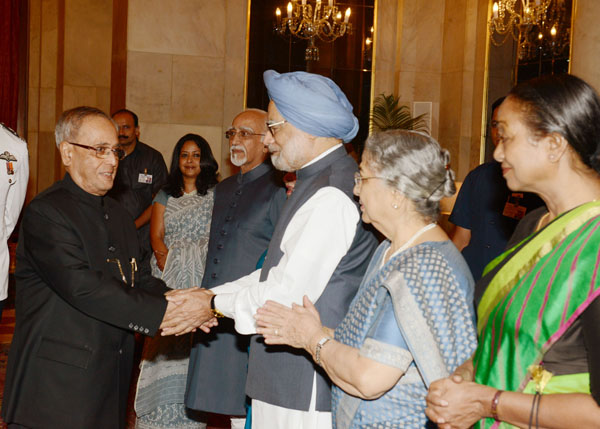 The President of India, Shri Pranab Mukherjee, the Prime Minister of India, Dr. Manmohan Singh and the Vice President of India, Shri Mohd. Hamid Ansari at the dinner hosted by the President at Rashtrapati Bhavan in New Delhi on May 17, 2014 for the Prime 