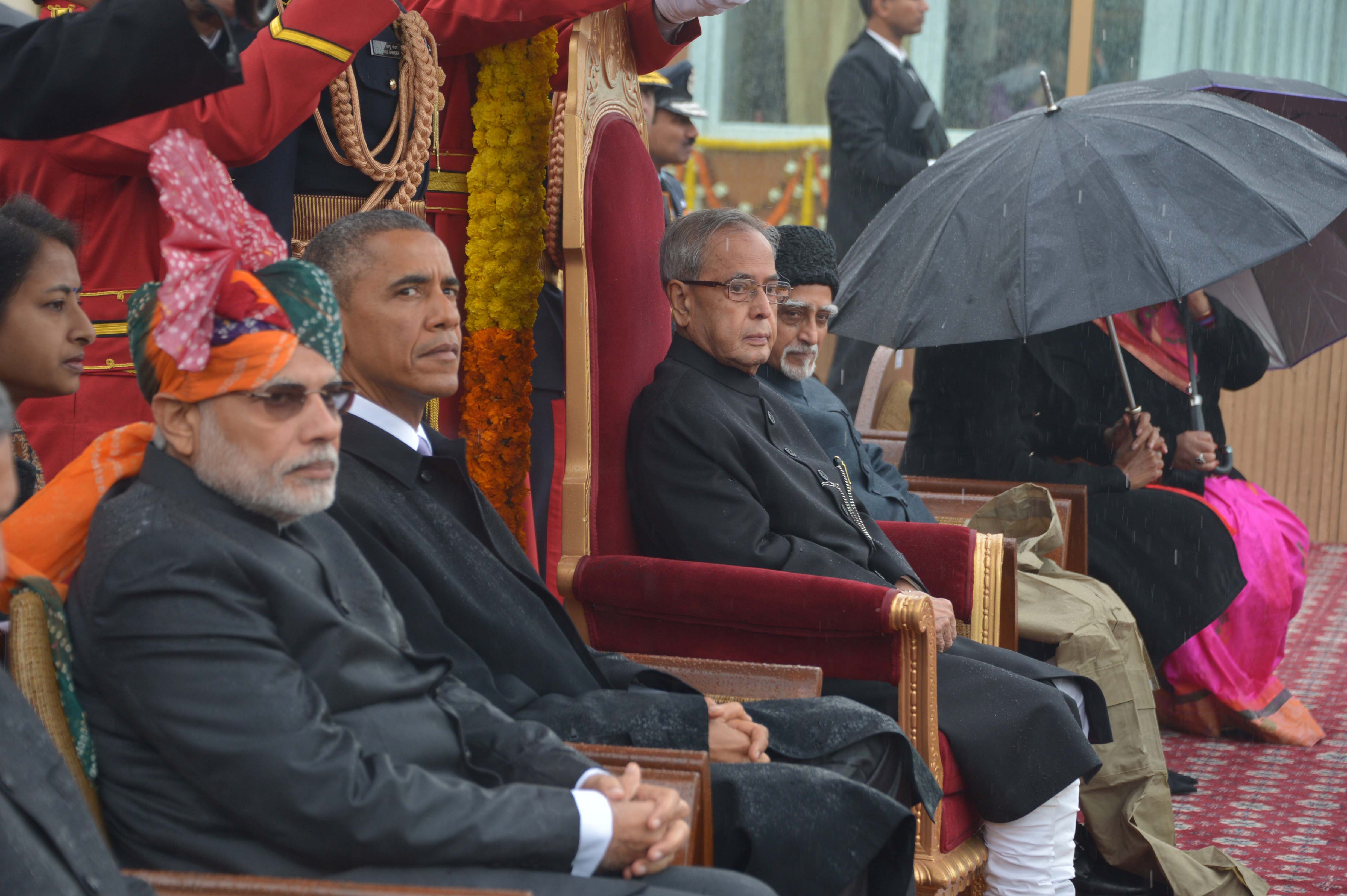 भारत के राष्ट्रपति, श्री प्रणब मुखर्जी 23 जनवरी 2015 को, राष्ट्रपति भवन में नेताजी सुभाष चन्द्र बोस की जन्मजयंती पर उनके चित्र पर पुष्पांजलि अर्पित करते हुए