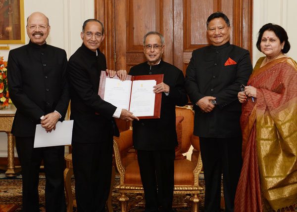 The Chief Election Commissioner of India, Shri V.S. Sampath, along with Election Commissioners, Shri H.S. Brahma and Dr. Nasim Zaidi handing over a copy of the Notification to the President of India, Shri Pranab Mukherjee containing the names of members e 