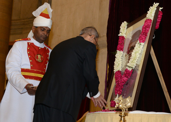 The President of India, Shri Pranab Mukherjee paying floral tribute at the portrait of the Former President of India, Shri Neelam Sanjiva Reddy at Rashtrapati Bhavan in New Delhi on May 19, 2014 on the occasion of his Birth Anniversary. 