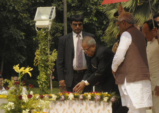 The President of India, Shri Pranab Mukherjee offering floral tribute at the Statue of Dr. Rajendra Prasad at Patna in Bihar on October 3, 2012. Also seen are the Governor of Bihar, Shri Devanand Konwar and the Chief Minister of Bihar, Shri Nitish Kumar.