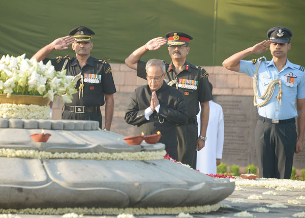 भारत के राष्ट्रपति, श्री प्रणब मुखर्जी 21 मई, 2014 को, वीरभूमि, नई दिल्ली में भारत के पूर्व प्रधानमंत्री, स्वर्गीय श्री राजीव गांधी को श्रद्धांजलि देते हुए। 