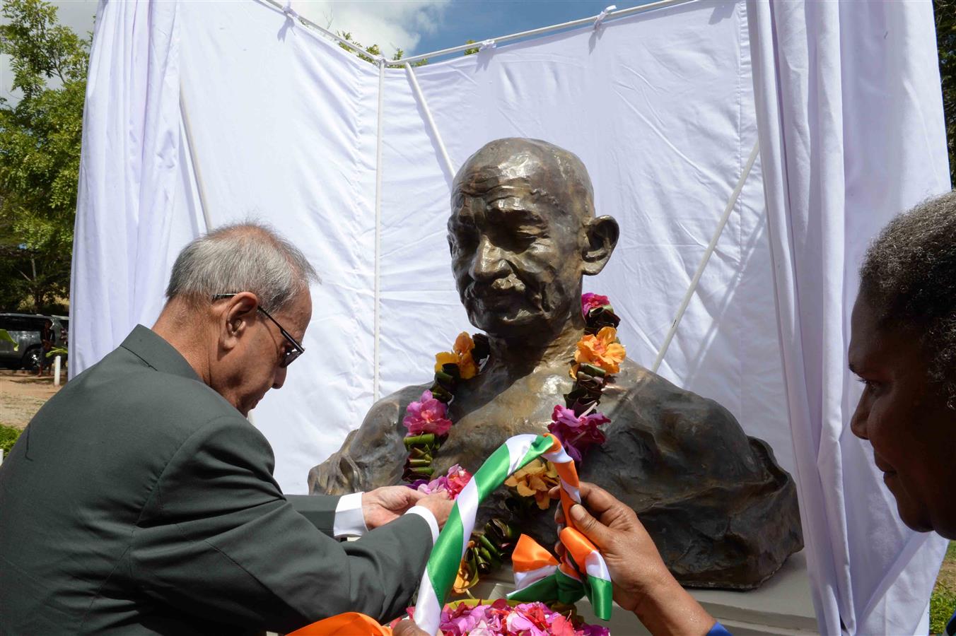 भारत के राष्ट्रपति, श्री प्रणब मुखर्जी 29 अप्रैल, 2016 को पोर्ट मोर्सबी, पापुआ न्यू गिनिया में महात्मा गांधी की प्रतिमा पर पुष्पांजलि अर्पित करते हुए। 