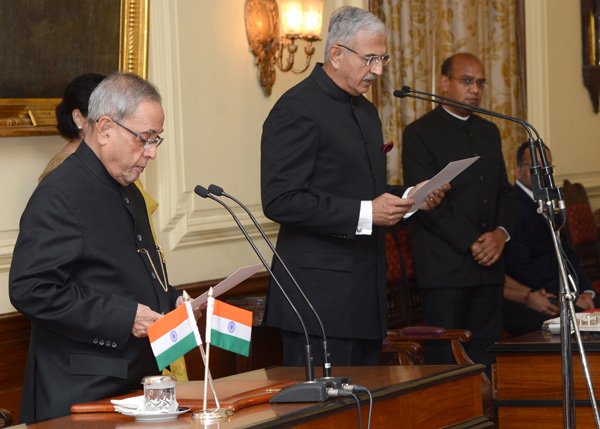 The President of India, Shri Pranab Mukherjee administering the Oath of Office to the Chief Information Commissioner, Shri Rajiv Mathur at Rashtrapati Bhavan in New Delhi on May 22, 2014. 