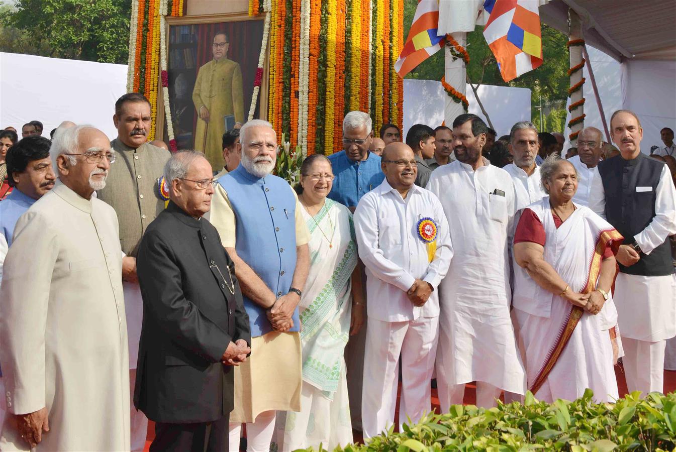 भारत के राष्ट्रपति, श्री प्रणब मुखर्जी 14 अप्रैल, 2017 को नई दिल्ली के संसद के लॉन में बाबा साहेब भीमराव अंबेडकर जयंती के अवसर पर उनकी प्रतिमा पर पुष्पांजलि समारोह के अवसर पर।