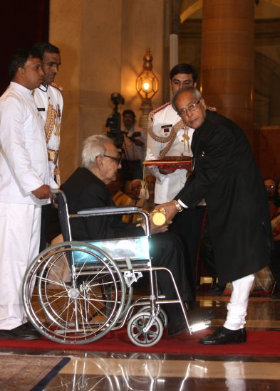 The President of India, Shri Pranab Mukherjee conferring the Padma Vibhushan on Shri Sayed Haider Raza at the Darbar Hall of Rashtrapati Bhavan in New Delhi on April 20, 2013