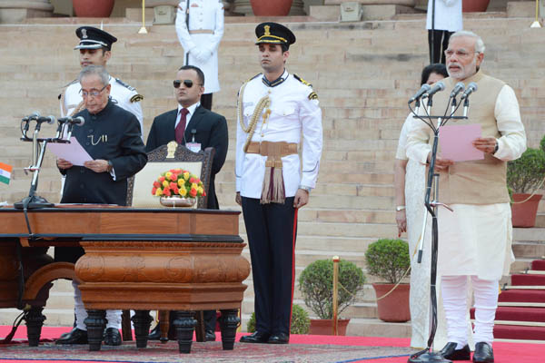 भारत के राष्ट्रपति,श्री प्रणब मुखर्जी,श्री नरेंद्र दामोदरदास मोदी को भारत के प्रधानमंत्री के रूप में शपथ दिलाते हुए। शपथ ग्रहण समारोह 26 मई 2014 को राष्ट्रपति भवन,नई दिल्ली के अग्र प्रांगण में हुआ। 