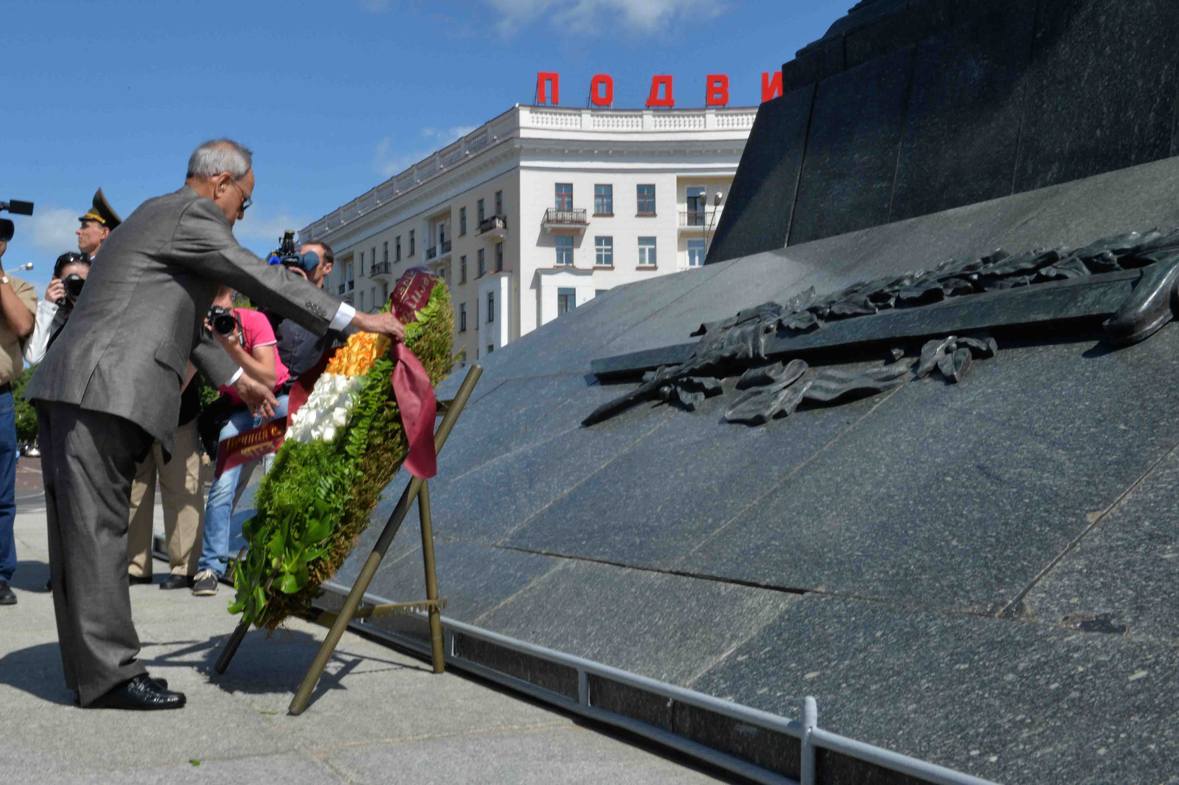 The President of India, Shri Pranab Mukherjee Laying the wreath at the Victory Monument at Victory Square at Minsk in Belarus on June 4, 2015.