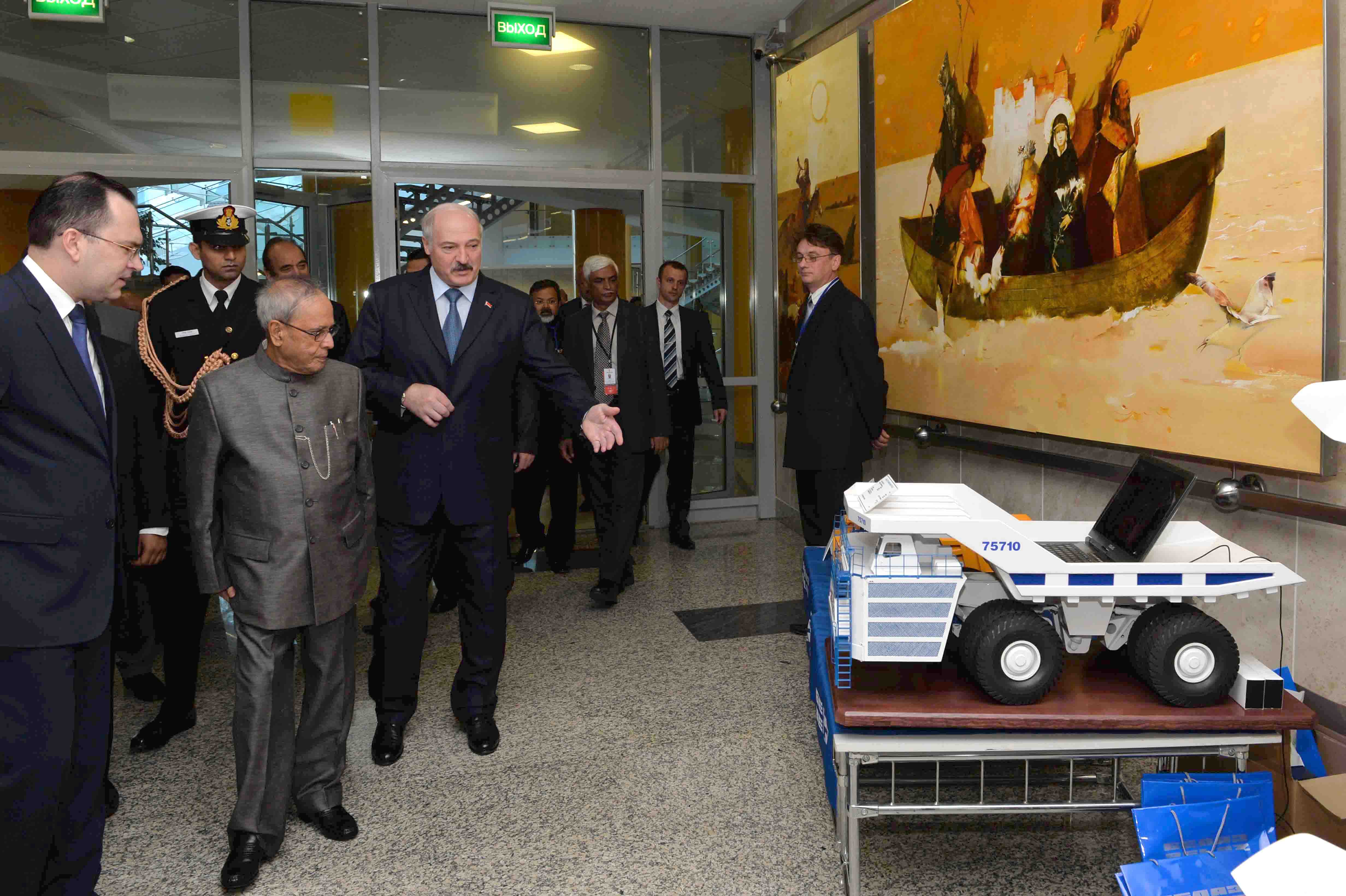 The President of India, Shri Pranab Mukherjee visiting the National Library at Minsk in Belarus on June 4, 2015.