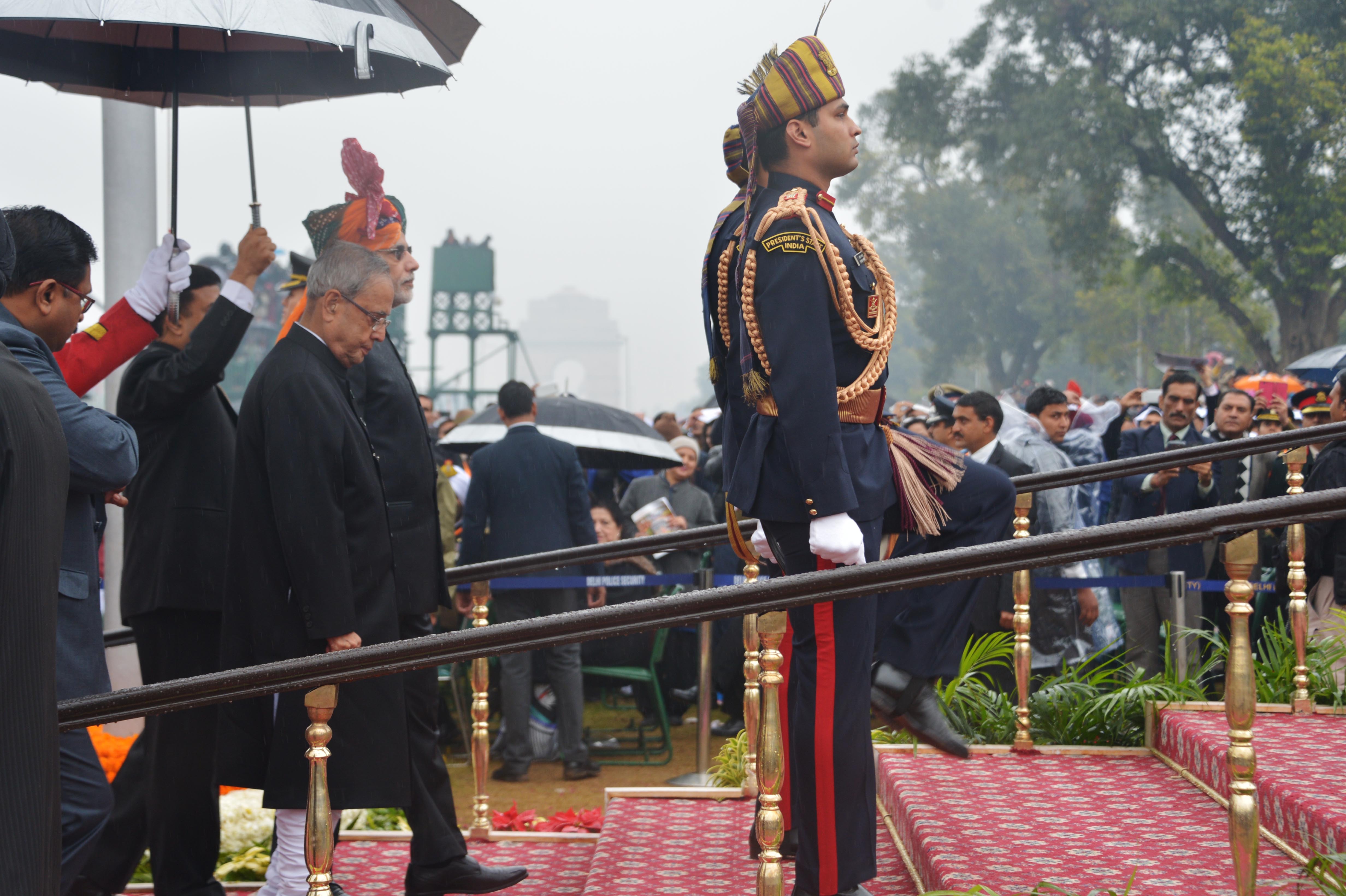 भारत के राष्ट्रपति, श्री प्रणब मुखर्जी का 26 जनवरी 2015 को, नई दिल्ली में राजपथ पर 66वें गणतंत्र दिवस परेड में आगमन।