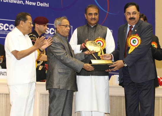 The President of India, Shri Pranab Mukherjee presenting the Standing Conference of Public Enterprises (SCOPE) Meritorious Awards on the occasion of Fourth Public Sector Day at Vigyan Bhavan in New Delhi on April 26, 2013. Also seen is the Union Minister