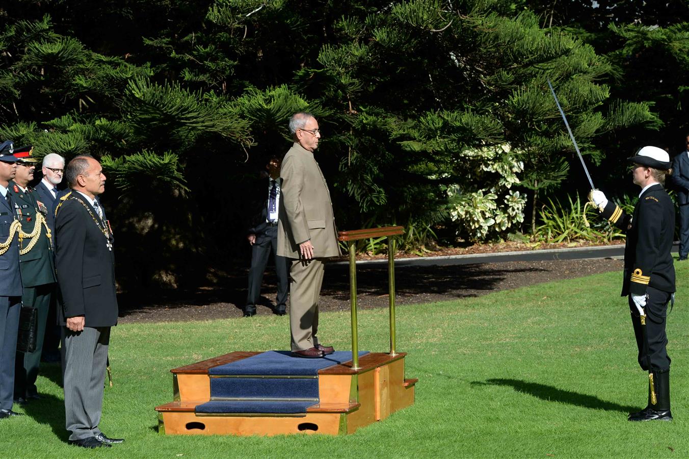 The President India, Shri Pranab Mukherjee at the Ceremonial Reception on his arrival at Government House at Auckland in New Zealand on April 30, 2016. Also seen is the Governor General of New Zealand, H.E. Lieutenant General, The Rt. Hon’ble Sir Jerry M 