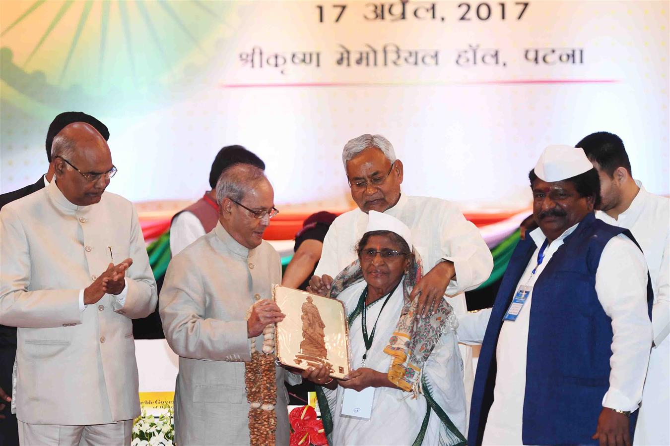 The President of India, Shri Pranab Mukherjee felicitating the Freedom Fighter on the occasion of Centenary of Mahatma Gandhi's Champaran Satyagraha at Patna in Bihar on April 17, 2017.