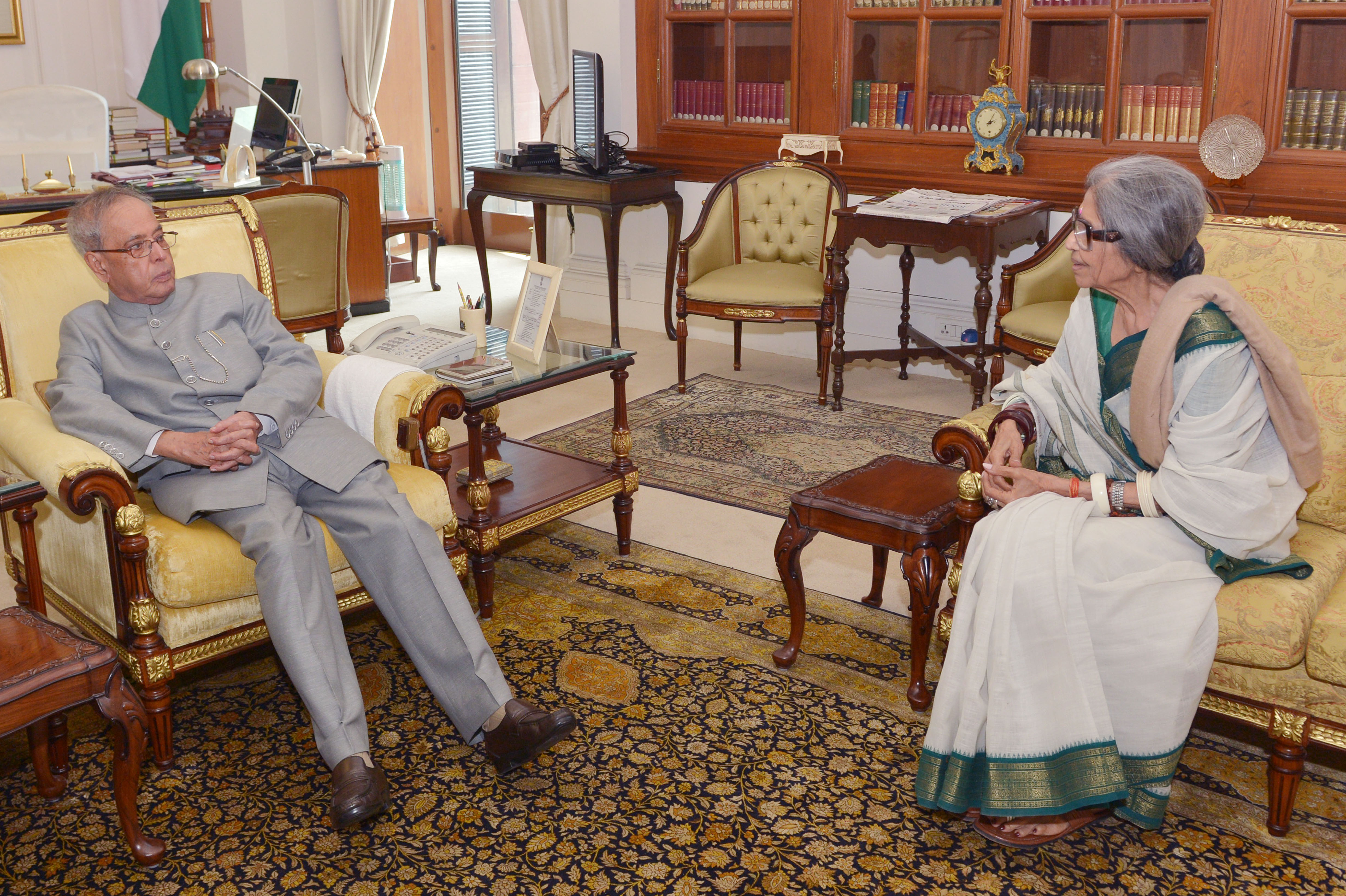 The President of India, Shri Pranab Mukherjee, with Smt. Tara Gandhi Bhattacharjee at Rashtrapati Bhavan on June 08, 2015.