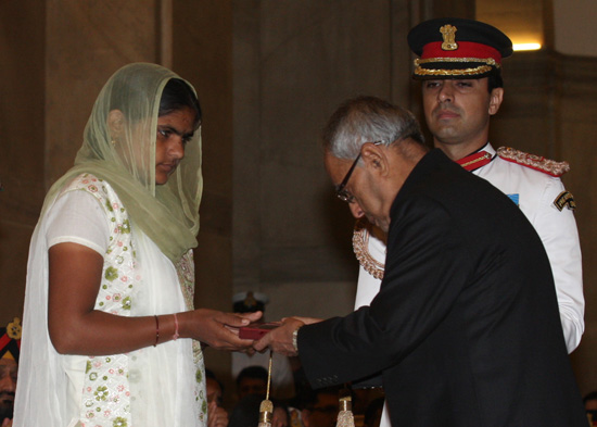 A Next of Kin of a personnel of the Defence Forces who laid down his life, receiving a Defence Investiture Award on his behalf at the hands of the President of India, Shri Pranab Mukherjee at the Darbar Hall of Rashtrapati Bhavan in New Delhi on April 27