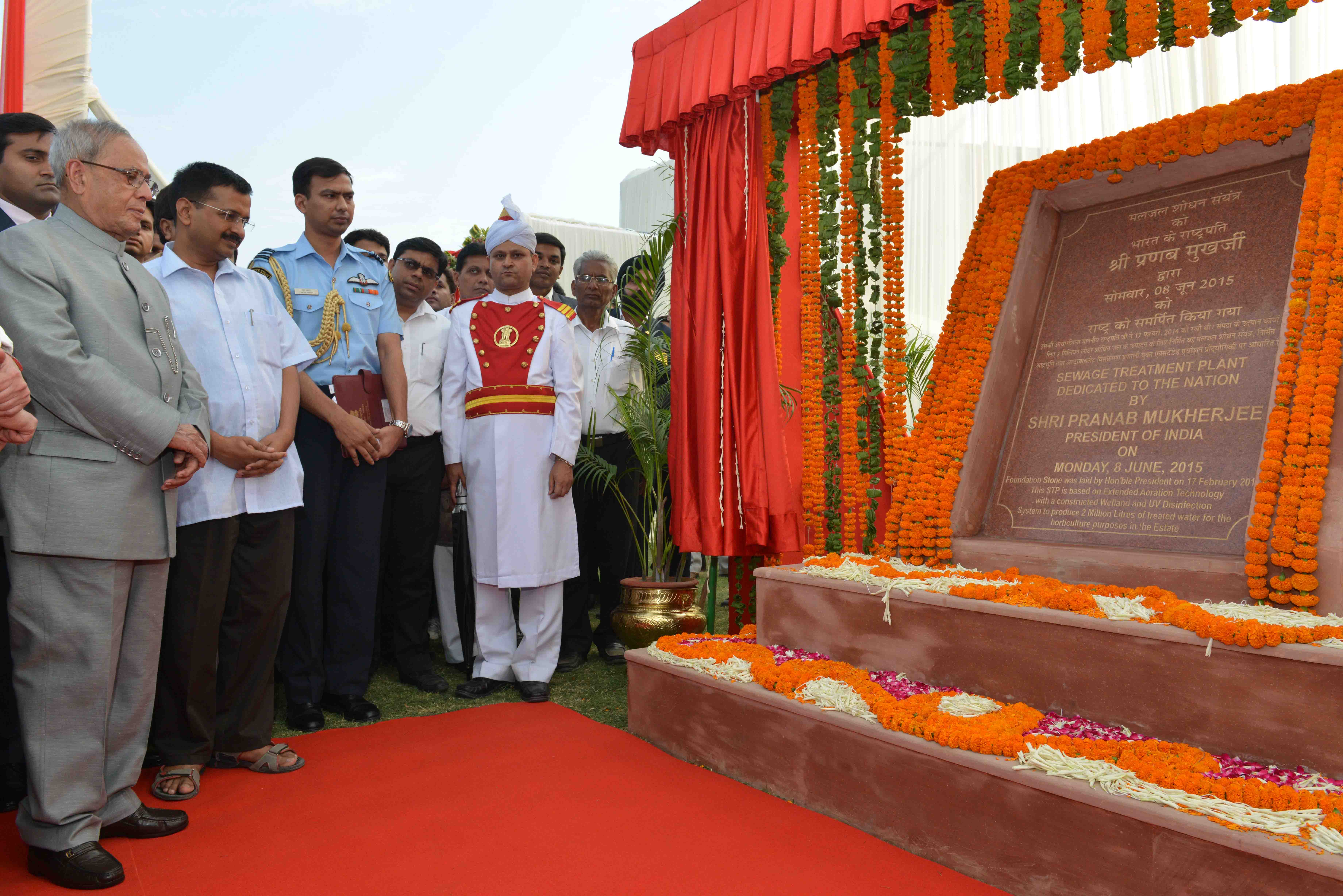 भारत के राष्ट्रपति, श्री प्रणब मुखर्जी 8 जून, 2015 को नई दिल्ली में राष्ट्रपति संपदा में मलजल शोधन संयंत्र का उद्घाटन के अवसर पर।