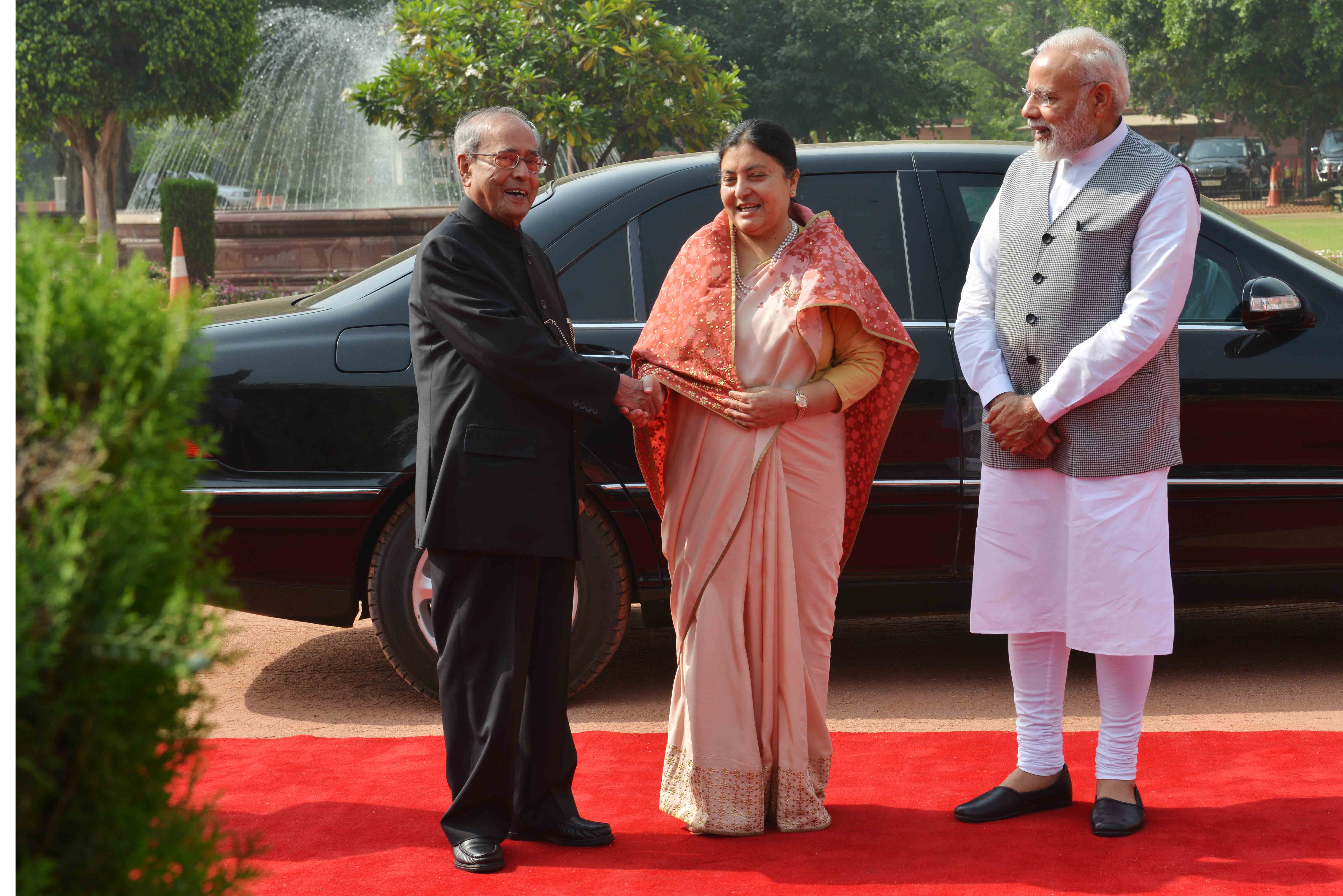 The President of India, Shri Pranab Mukherjee receiving the President of Nepal, Right Hon'ble Bidya Devi Bhandari during her Ceremonial Reception at Forecourt of Rashtrapati Bhavan on April 18, 2017. Also seen is the Prime Minister of India, Shri Narendra