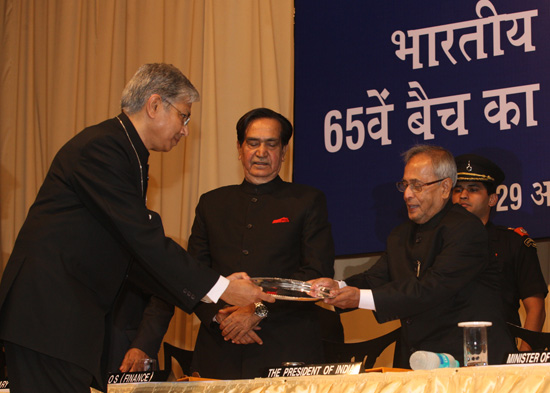 The President of India, Shri Pranab Mukherjee being felicitated at the valedictory ceremony of the 65th Batch of Indian Revenue Services at Nagpur in Maharashtra on April 29. 2013. Also seen is the Union Minister of State for Finance, Shri Namo Narain Mee