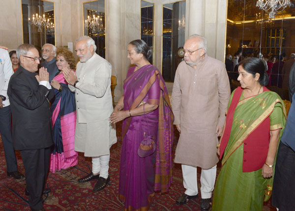 The President of India, Shri Pranab Mukherjee, the Prime Minister of India, Shri Narendra Damodardas Modi and the Vice President of India, Shri Mohd. Hamid Ansari at the dinner hosted by the President at Rashtrapati Bhavan on May 28, 2014 for the Prime Mi 