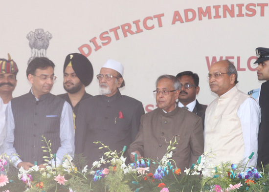 The President of India, Shri Pranab Mukherjee inaugurating the 14 mega watt Solar Power project and laying the foundation stones for Pilgrim Queue Complex and Deoghar – Basukinath 44 kilo metre Solar Street Light Project at Deoghar in Jharkhand on April 3