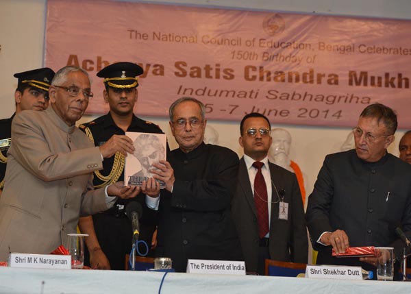 The President of India, Shri Pranab Mukherjee, at a function to Inaugurate of 150th Birth Anniversary Celebration of Acharya Satis Chandra Mukherjee at Kolkata in West Bengal on June 5, 2014. Also seen are the Governor of West Bengal, Shri M.K. Narayanan 