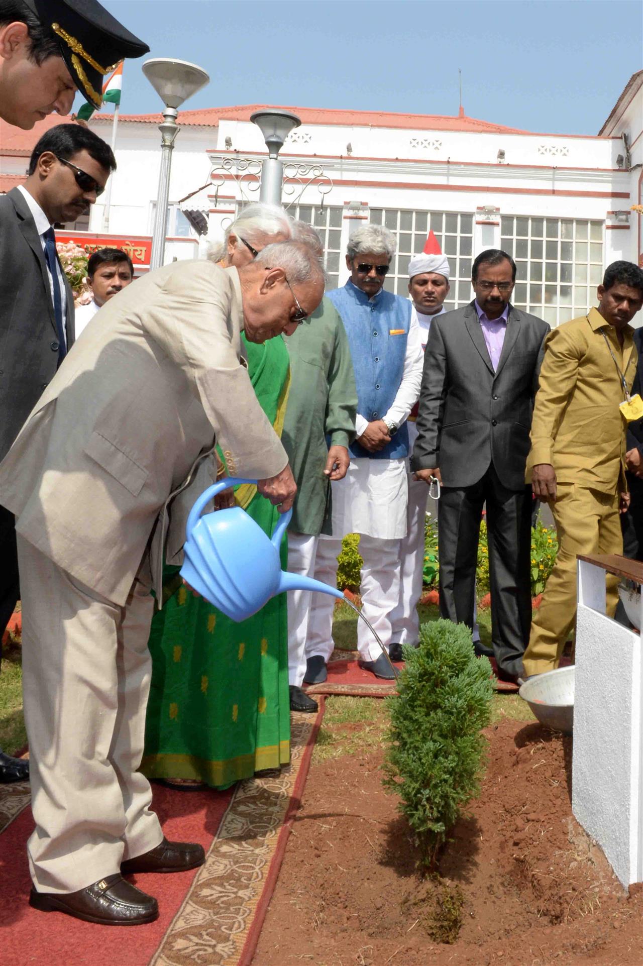 The President of India, Shri Pranab Mukherjee planting a sapling at Raj Bhavan garden in Goa on April 26, 2017.