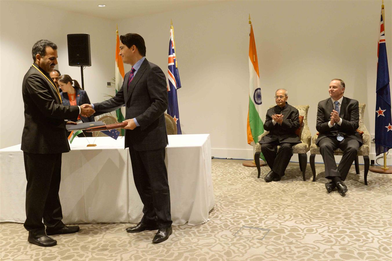 The President of India, Shri Pranab Mukherjee and the Prime Minister of New Zealand, John Key witnessing the Signing of agreement between India and New Zealand on direct flight service between India and New Zealand at Auckland in New Zealand on May 01, 20 