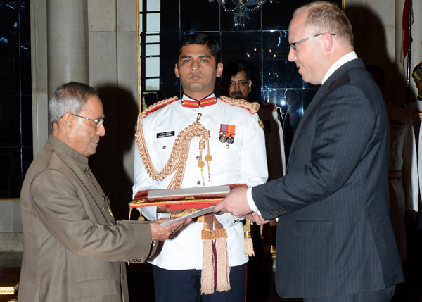 The High commissioner of New Zealand, His Excellency Mr. Grahame Morton presenting his credentials to the President of India, Shri Pranab Mukherjee at Rashtrapati Bhavan in New Delhi on June 10, 2014. 